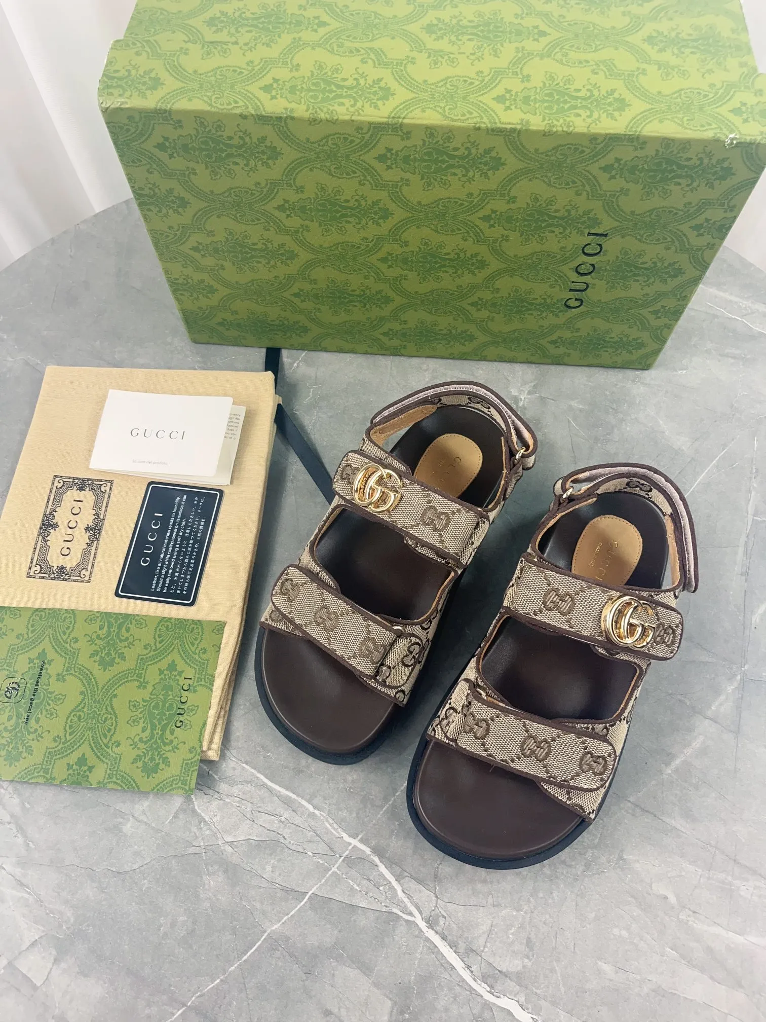 👟👟Ex-factory price 520👟👟 2024 Gucci presbyopic fabric sandals, Gucci special presbyopic canvas fabric with double G metal buckle, fabric: double G presbyopic/imported cowhide, lining: cow lining, outsole: rubber outsole, size: 35-42